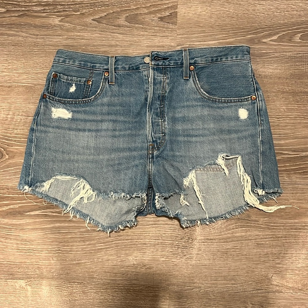 Light wash Levi’s shorts